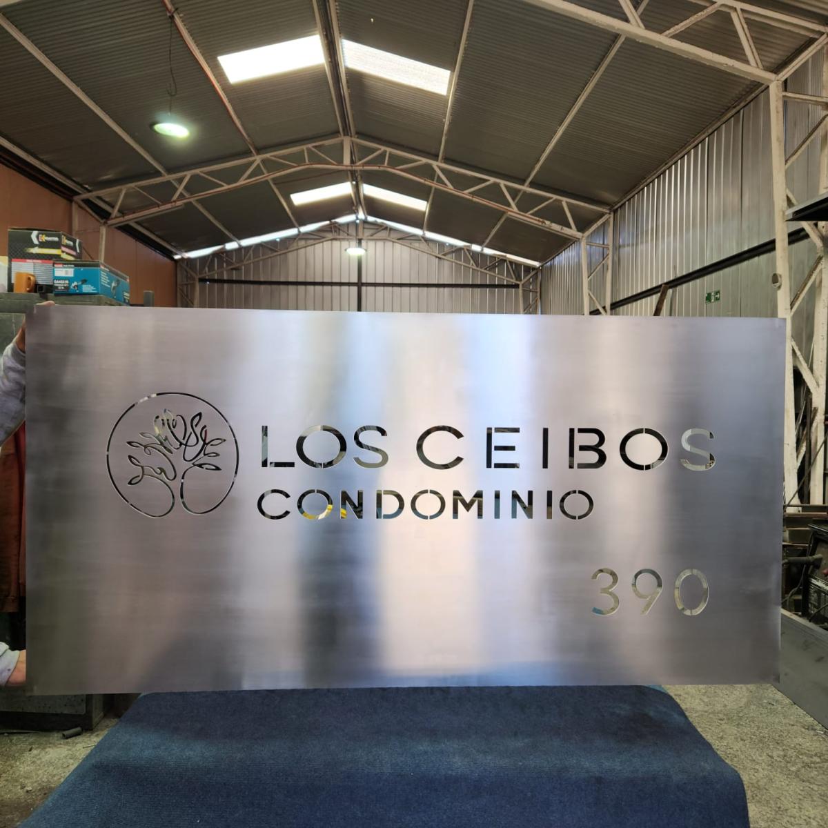 Letrero metálico Condominio Los Ceibos